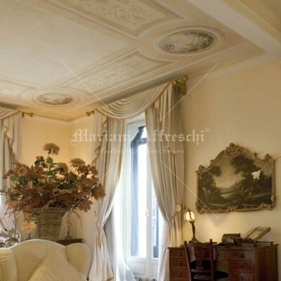 Fregi_e_decorazioni_classiche_su_soffitto_per_appartamento_privato1-683x1024
